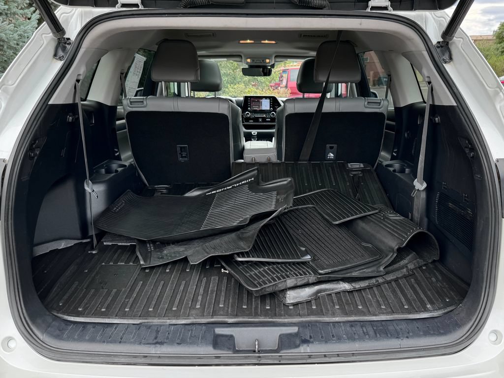 Used 2020 Toyota Highlander XLE AWD/4WD image 13