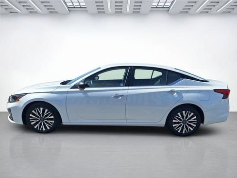 Used 2025 Nissan Altima 2.5 SV FWD image 7