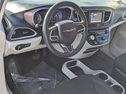 Used 2023 Chrysler Voyager LX image 18