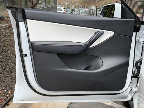 Used 2021 Tesla Model Y Long Range image 28