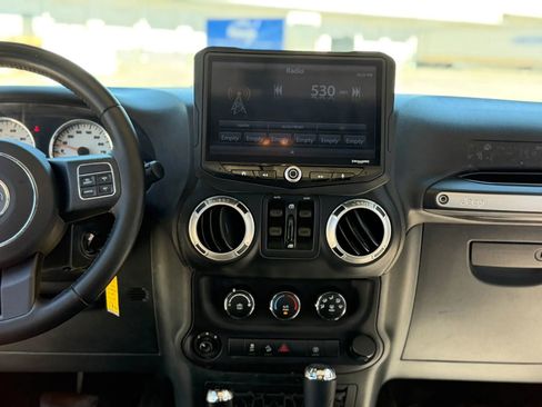 Used 2018 Jeep Wrangler Unlimited Sahara AWD/4WD image 27