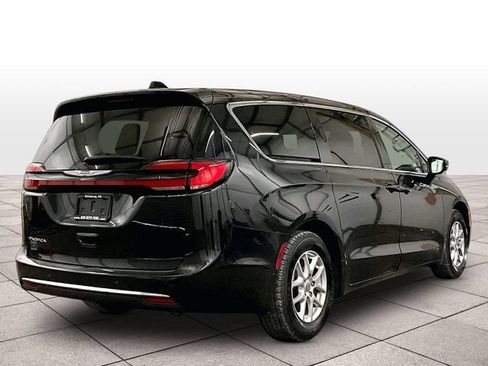 Used 2023 Chrysler Pacifica Touring-L FWD image 11