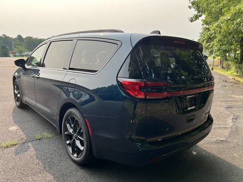 Certified 2025 Chrysler Pacifica Limited FWD image 5