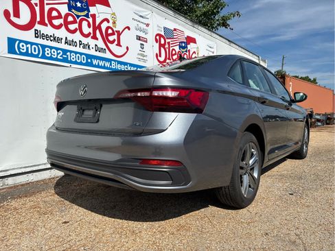 Used 2024 Volkswagen Jetta SE FWD image 3