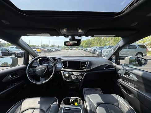 Used 2020 Chrysler Pacifica Limited w/ Advanced Safetytec Group FWD image 2
