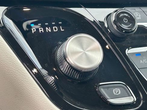 Used 2023 Chrysler Pacifica Touring-L FWD image 15