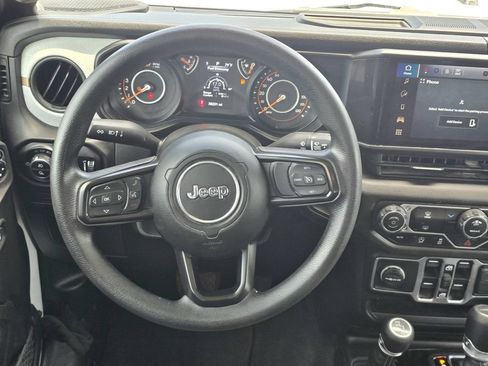Used 2025 Jeep Gladiator Sport AWD/4WD image 16