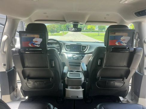 Used 2020 Chrysler Pacifica Touring-L Plus FWD image 14