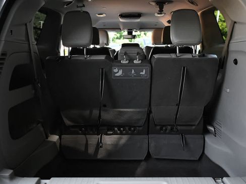 Used 2019 Chrysler Pacifica Touring-L FWD image 9