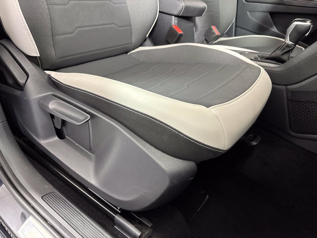 Used 2025 Volkswagen Taos SE FWD image 8