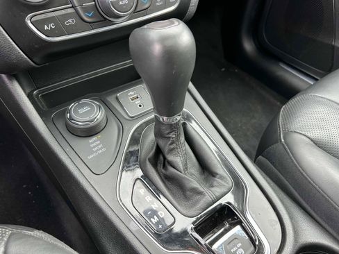 Used 2019 Jeep Cherokee Limited AWD/4WD image 32