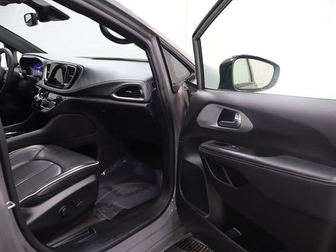 Used 2025 Chrysler Pacifica Limited FWD image 16