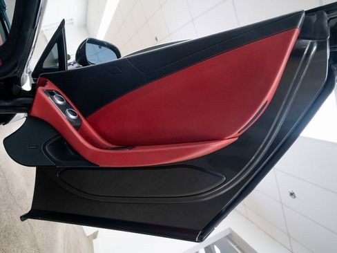 Used 2015 McLaren 650S Base image 25