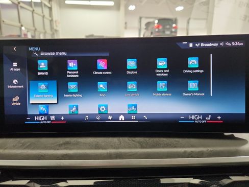 Used 2024 BMW X7 xDrive40i w/ Premium Package image 18