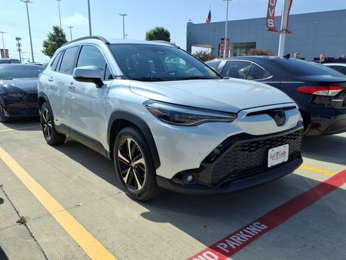 Used 2023 Toyota Corolla Cross AWD Hybrid w/ Convenience Package image 3