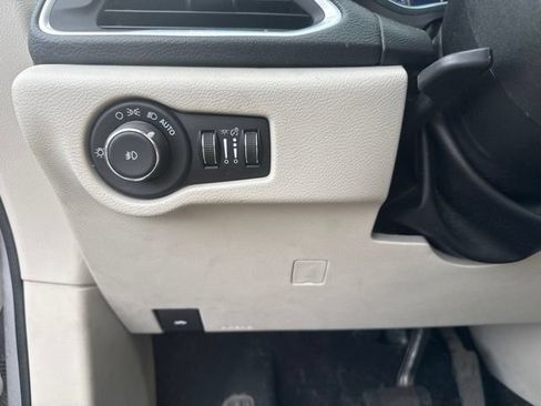Used 2017 Chrysler Pacifica Limited FWD image 15