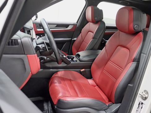 Used 2024 Porsche Cayenne image 29