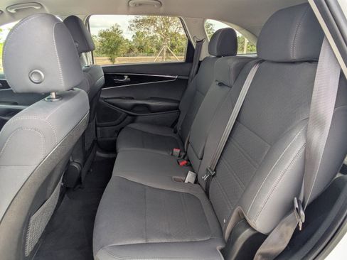 Used 2020 Kia Sorento LX image 16