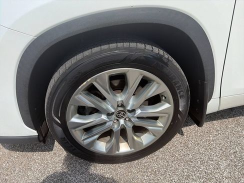 Used 2022 Toyota Highlander Limited AWD/4WD image 35