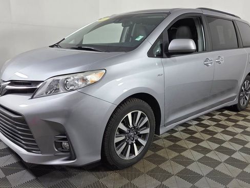 Used 2018 Toyota Sienna XLE w/ XLE Navigation Package image 3