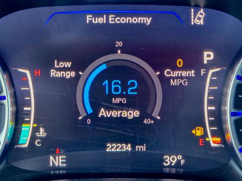 Used 2022 Chrysler Pacifica Touring-L image 2