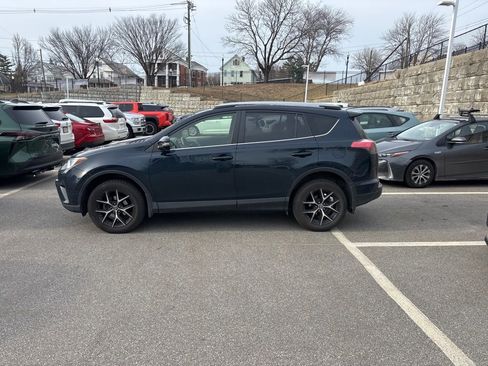 Used 2017 Toyota RAV4 SE image 3