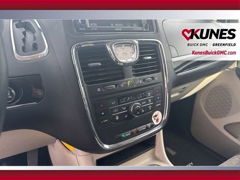 Used 2014 Chrysler Town & Country Touring-L FWD image 27