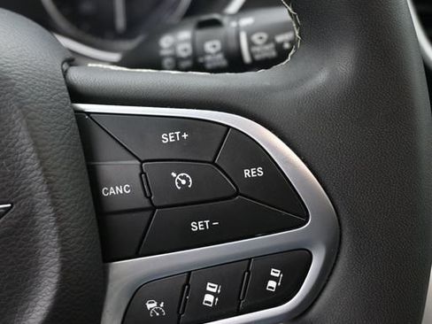 Used 2023 Chrysler Pacifica Touring-L FWD image 20