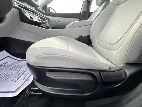 Used 2025 Hyundai Tucson SE image 12