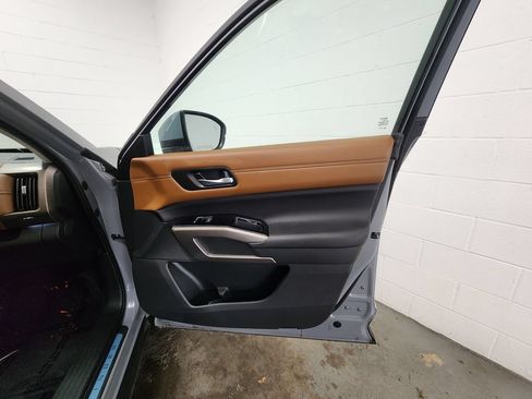 Used 2025 Nissan Pathfinder Platinum AWD/4WD image 36