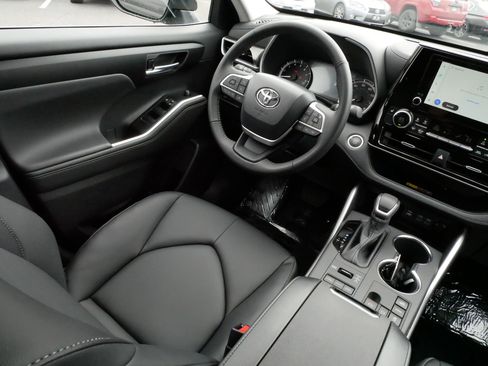 Certified 2026 Toyota Highlander XLE image 9