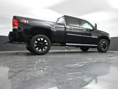 Used 2011 GMC Sierra 2500 Denali w/ Suspension Package, Off-Road AWD/4WD image 29