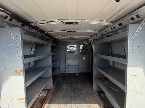 Used 2017 Chevrolet Express 2500 RWD image 16