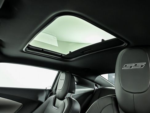 Used 2015 Chevrolet Camaro SS w/ SS Performance Package RWD image 18