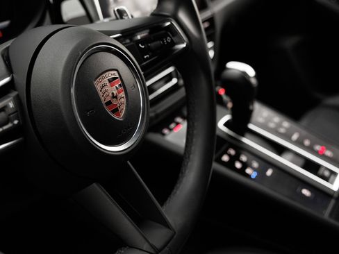 Certified 2026 Porsche Macan AWD/4WD image 19