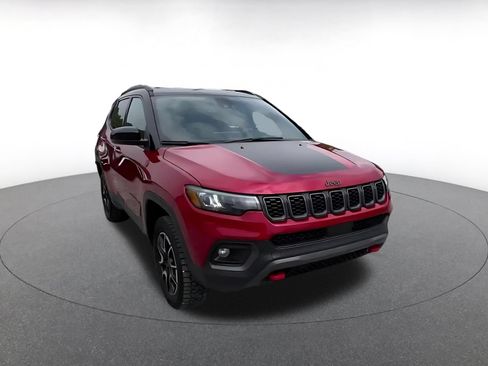 Used 2025 Jeep Compass Trailhawk AWD/4WD image 3