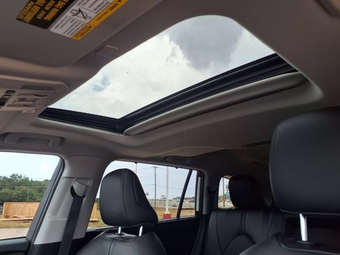Certified 2025 Toyota Highlander XLE FWD image 18