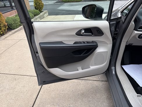 Used 2023 Chrysler Pacifica Touring-L FWD image 15