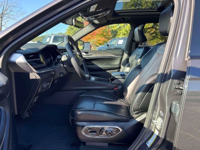 Used 2024 Jeep Grand Cherokee Overland w/ Advanced Protech Group III AWD/4WD image 5