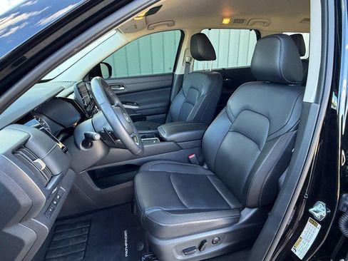 Used 2025 Nissan Pathfinder SL FWD image 22