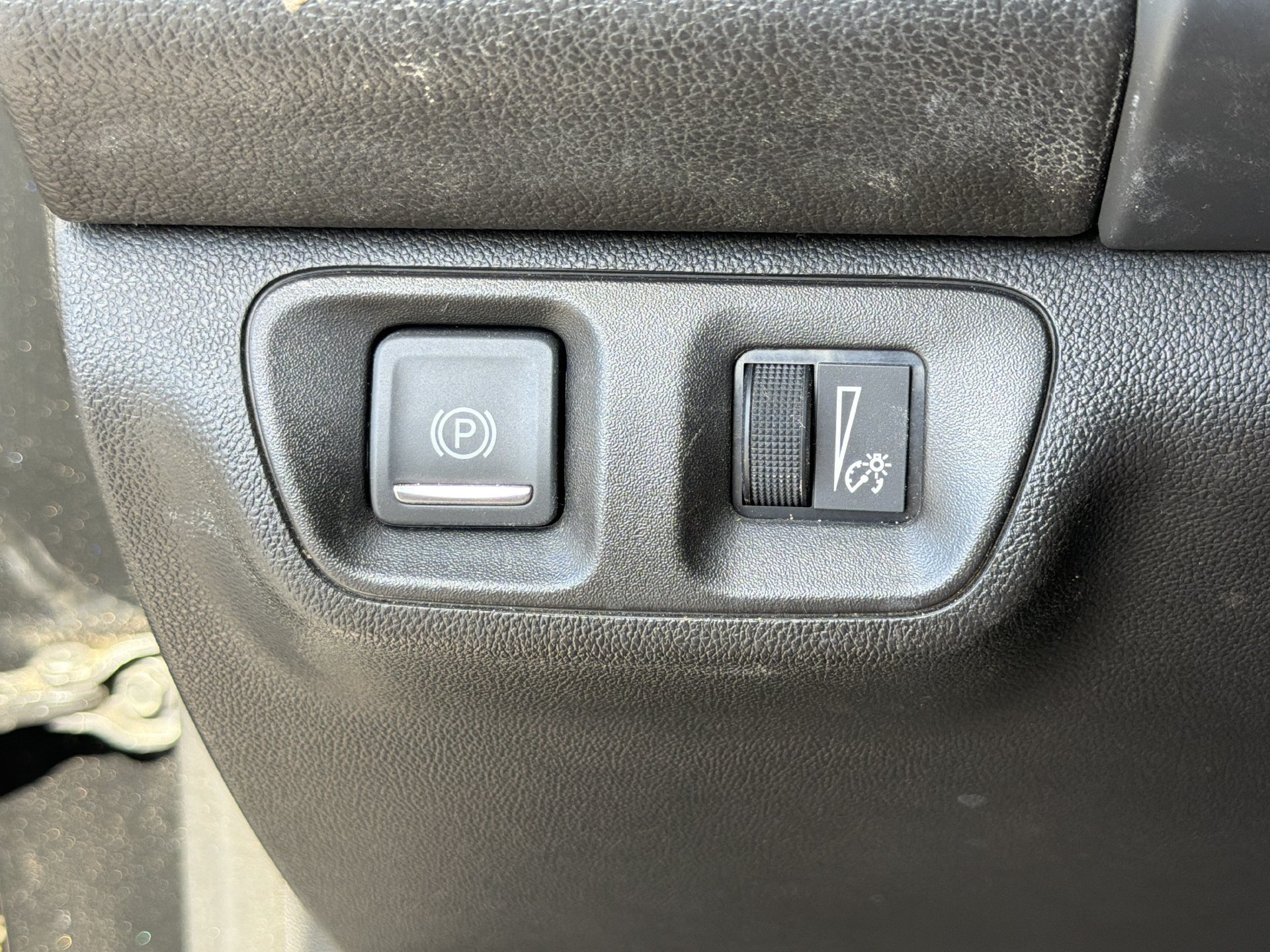 Used 2023 GMC Acadia SLE w/ Driver Convenience Package FWD image 9