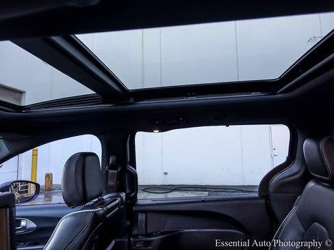 Used 2022 Chrysler Pacifica Limited w/ Uconnect Theater Family Group image 15