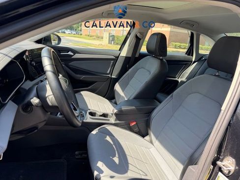 Used 2025 Volkswagen Jetta SE FWD image 5