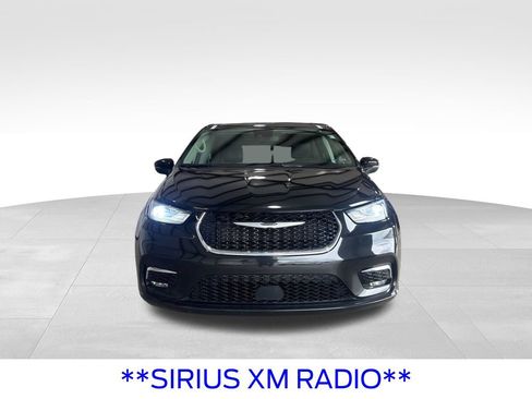 Used 2023 Chrysler Pacifica Touring-L FWD image 11