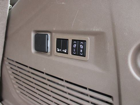 Used 2023 GMC Yukon Denali image 38