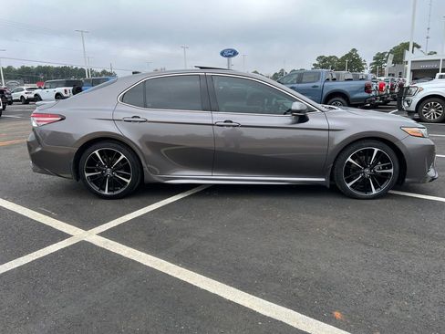 Used 2018 Toyota Camry XSE image 9