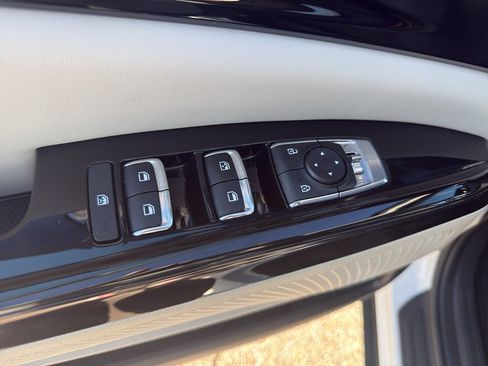 Used 2024 Kia Carnival EX image 10