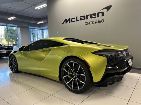 Used 2023 McLaren Artura image 4