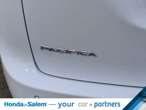 Used 2024 Chrysler Pacifica Touring-L image 7