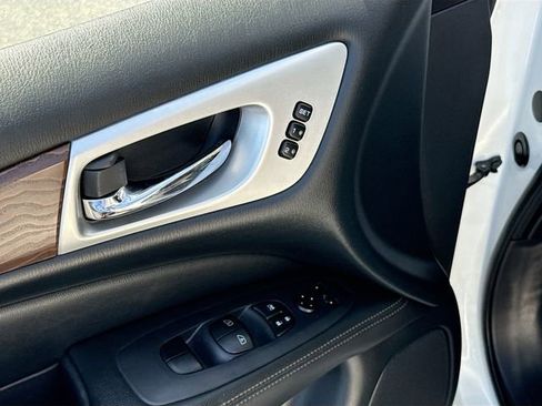 Used 2019 Nissan Pathfinder Platinum image 18